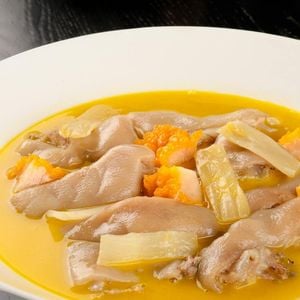 Pé de galinha é rico em colágeno, proteína presente em seus cortes que ajuda a dar estrutura à pele, músculos, ossos e articulações