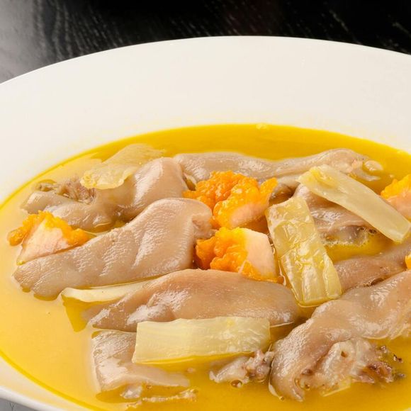 Pé de galinha é rico em colágeno, proteína presente em seus cortes que ajuda a dar estrutura à pele, músculos, ossos e articulações