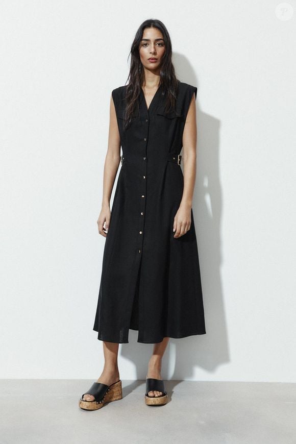 Com cintura marcada e acabamento refinado, o modelo da Zara funciona perfeitamente com botas de couro, sobretudos e acessórios em tons escuros