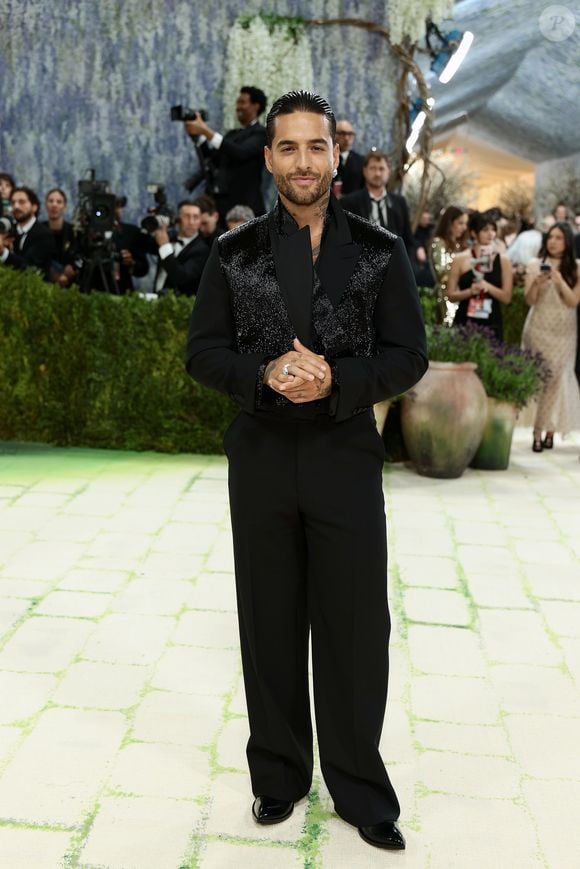 Maluma compareceu ao Met Gala 2026 com um look preto discreto, com aplicações no blazer no mesmo tom