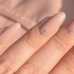 Unhas decoradas clarinhas: 14 fotos para te inspirar a usar em setembro esta tendência elegante que combina com tudo