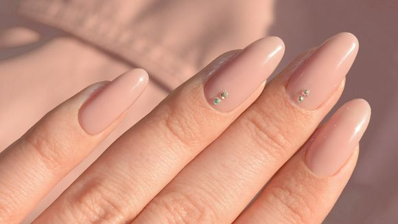 Unhas decoradas clarinhas: 14 fotos para te inspirar a usar em setembro esta tendência elegante que combina com tudo