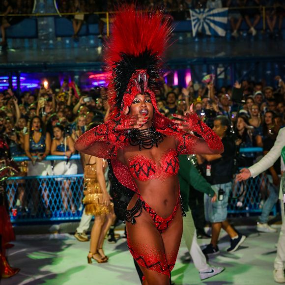 Carnaval 2026: Iza brilhou como serpente vermelha à frente da bateria da Imperatriz Leopoldinense