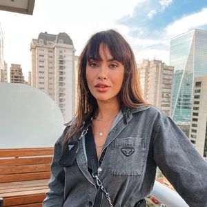 Sarah Andrade chegou a usar uma franja com o visual moreno, mas que não durou muito