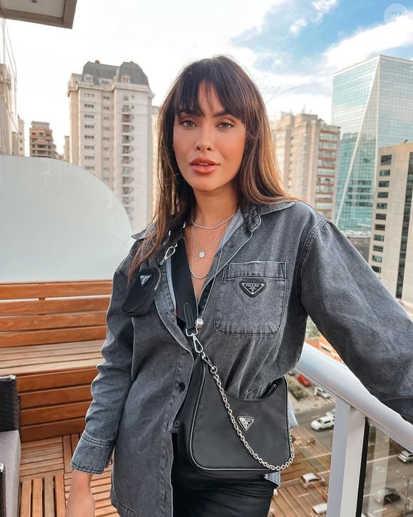 Sarah Andrade chegou a usar uma franja com o visual moreno, mas que não durou muito