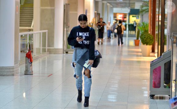 Bruna Marquezine em aerolook com botas: atriz apostou um moletom com a frase 'I Woke Up Like This', trecho da música 'Flawless', de Beyoncé, com calça destroyed, bota de cano médio e bolsa Saint Laurent de R$ 8 mil