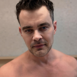 Vez ou outra Carmo Dalla Vecchia voltava com seu visual mais próximo à época de ouro na Globo