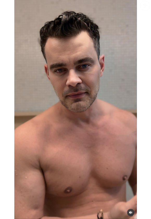 Vez ou outra Carmo Dalla Vecchia voltava com seu visual mais próximo à época de ouro na Globo