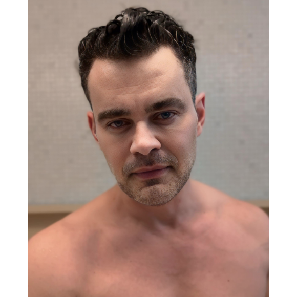 Vez ou outra Carmo Dalla Vecchia voltava com seu visual mais próximo à época de ouro na Globo