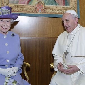 2014: Rainha Elizabeth II encontra o Papa Francisco no Vaticano