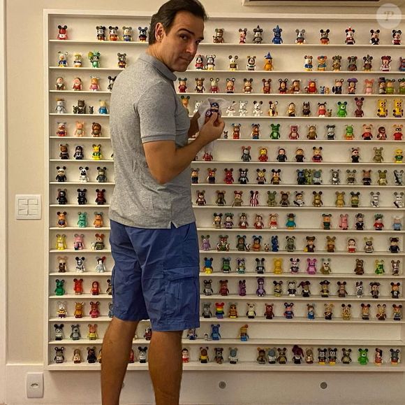 A sala de TV revela um lado pessoal do apresentador, que mantém no espaço uma coleção com quase 300 Vinylmations da Disney