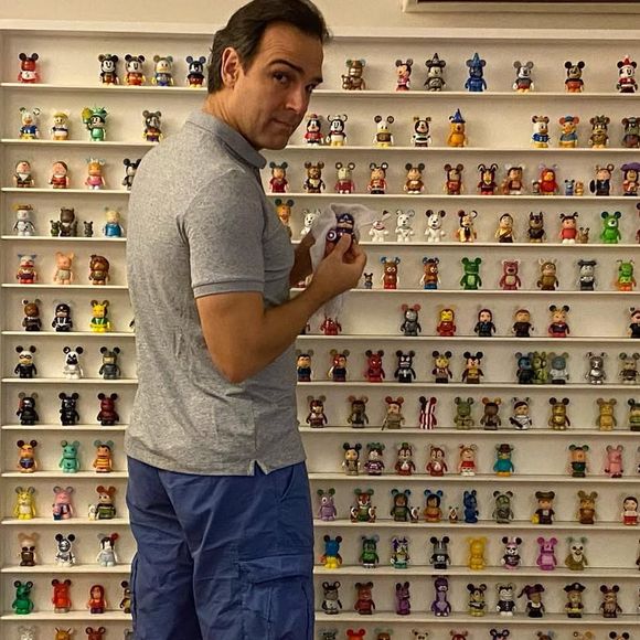 A sala de TV revela um lado pessoal do apresentador, que mantém no espaço uma coleção com quase 300 Vinylmations da Disney