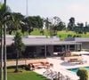 Fazenda de luxo de Roberto Justus tem piscina de borda infinita e muito verde