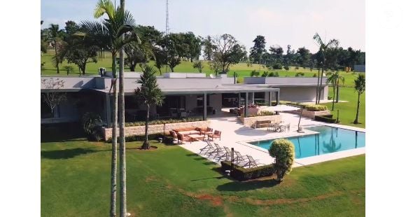 Fazenda de luxo de Roberto Justus tem piscina de borda infinita e muito verde