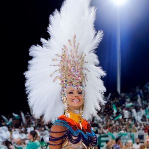 Carnaval 2026: Viviane Araujo atualizou o adereço de cabeça para desfilar na Mancha Verde