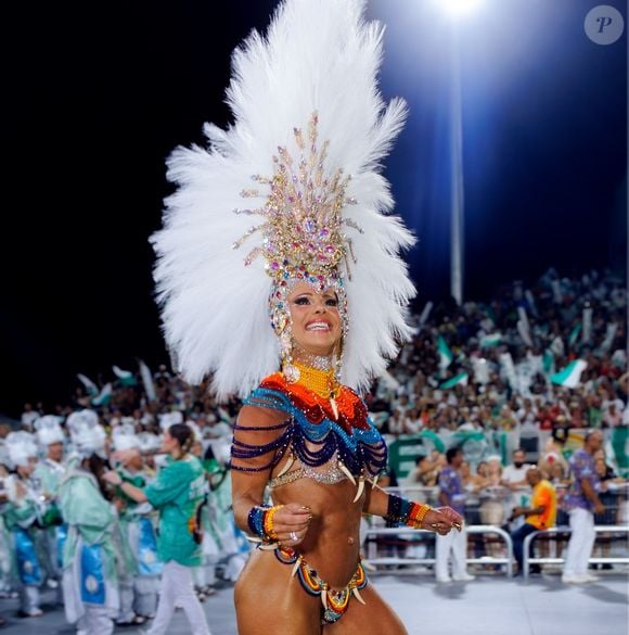 Carnaval 2026: Viviane Araujo atualizou o adereço de cabeça para desfilar na Mancha Verde