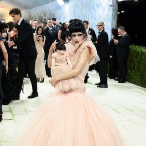 María Zardoya impactou o tapete vermelho com uma estética 'porcelana sombria', vestindo um suntuoso vestido de baile em tule pêssego com camadas volumosas. O elemento disruptivo ficou por conta da boneca idêntica que carregava, mimetizando seu próprio visual, além de uma maquiagem artística com sobrancelhas desestruturadas e um véu de tule que cobria parte de seu rosto