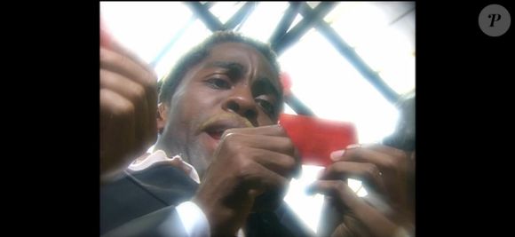 Foguinho (Lázaro Ramos) ficou apavorado ao descobrir que havia morrido e tinha um ticket direto para o inferno em 'Cobras & Lagartos'