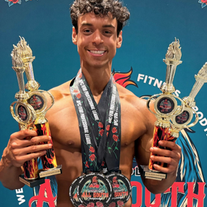 Victor Alexandre posou com seus troféus e medalhas e ganhou o apoio do pai, Xanddy