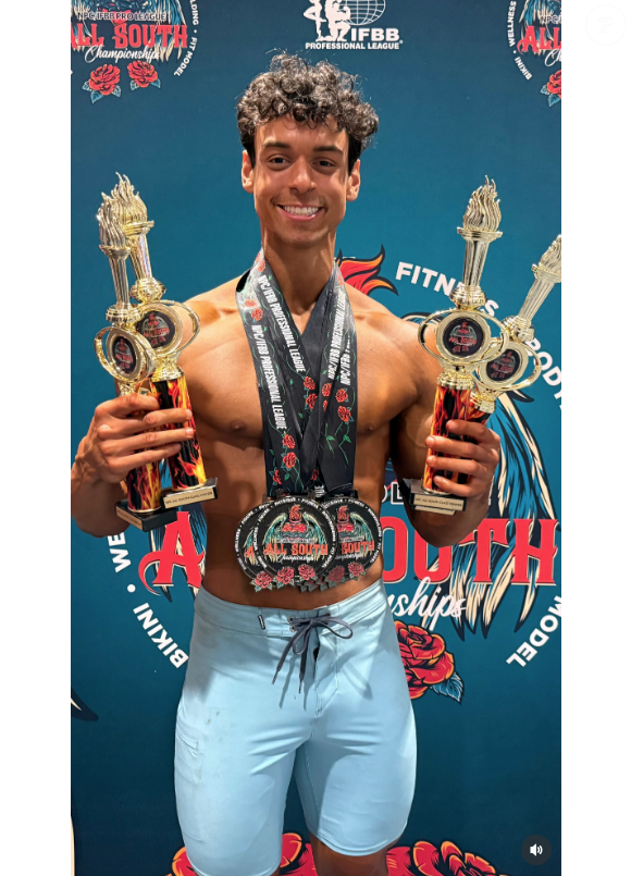 Victor Alexandre posou com seus troféus e medalhas e ganhou o apoio do pai, Xanddy