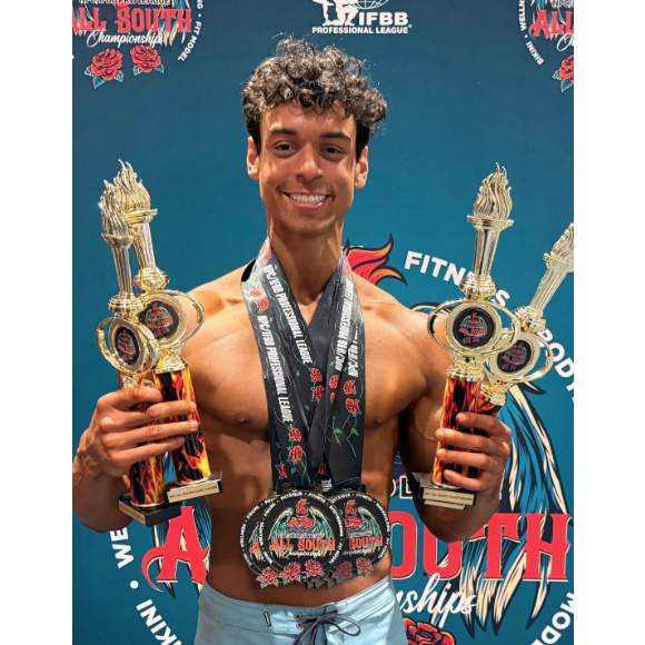 Victor Alexandre posou com seus troféus e medalhas e ganhou o apoio do pai, Xanddy