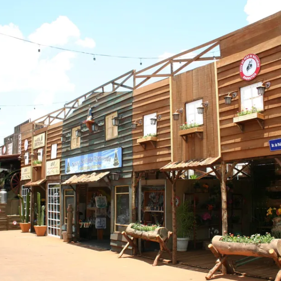 Cidade cenográfica construída no Parque do Peão de Barretos