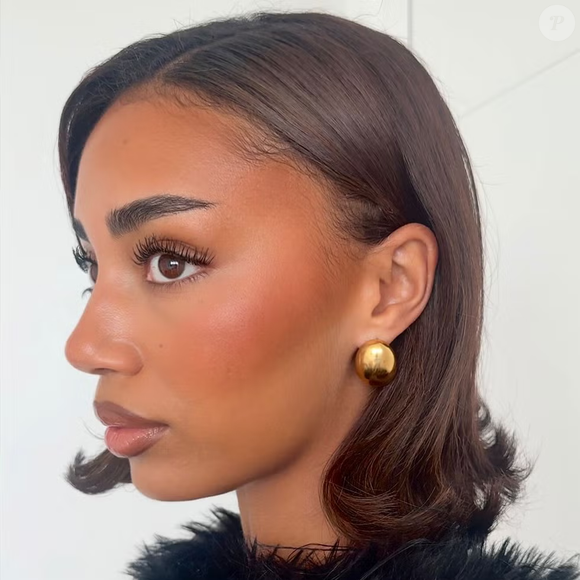 Para cortes curtos ou médios, como bob e long bob, as pontas levemente viradas para fora são uma aposta certeira