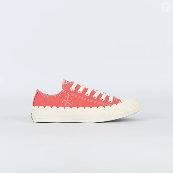 Inspirado em tons doces e femininos, o Converse "mousse de goiaba com leite condensado" prova que uma simples mudança de cor pode transformar completamente a proposta de um clássico da moda