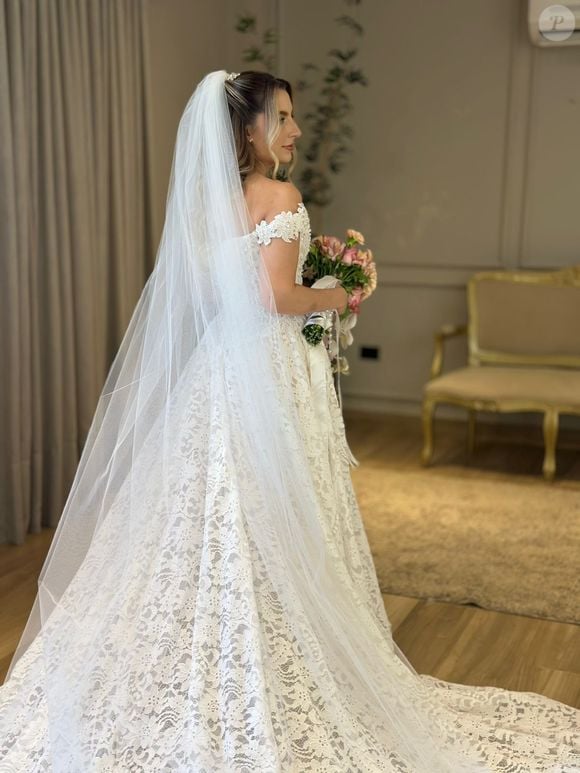 De Londrina para a internet: A designer Izabel Aguilar cria cinco vestidos para o próprio casamento e transforma bastidores em fenômeno digital