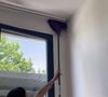 A especialista recomenda aproveitar esse sistema para limpar paredes, cantos do teto e locais onde costumam se formar teias de aranha