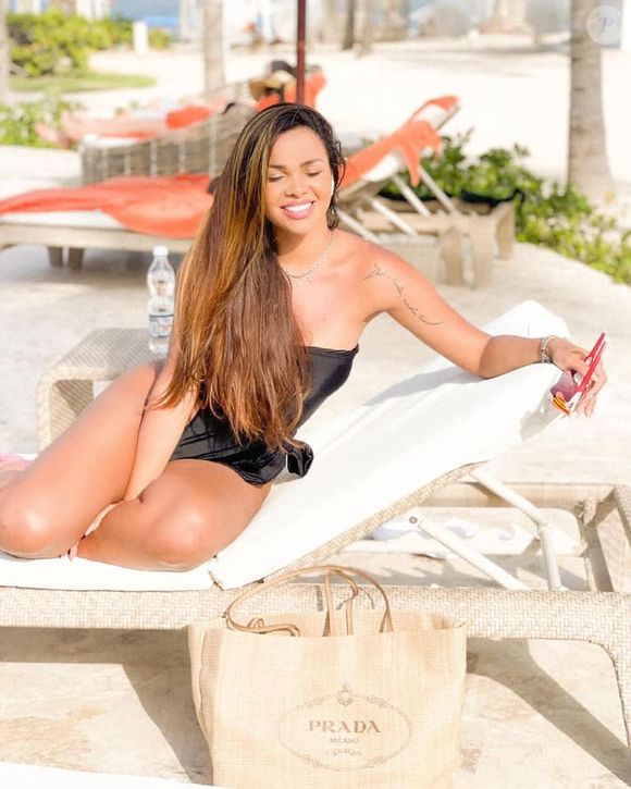 Gabily, de 'A Fazenda 17', voltou a exibir os cabelos em tom castanho - mais próximo do seu natural - após anos