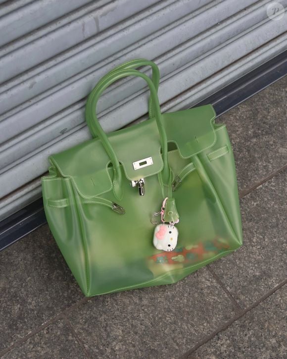 Produzida em plástico translúcido, fosco ou brilhante, a Jelly Firkin, considerada um dupe da clássica bolsa Birkin, da Hermès, ajudou a colocar novamente os materiais plastificados no centro das atenções e impulsionou o retorno da estética 'jelly', que resgata a nostalgia de quem viveu os anos 90 e 2000