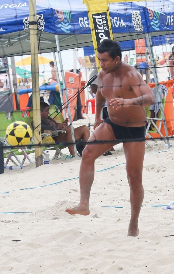 Xamã se exercitou jogando futevôlei na praia