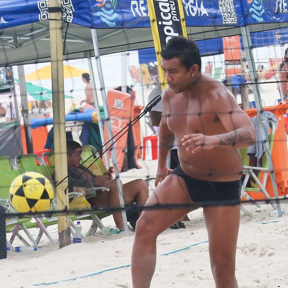 Xamã se exercitou jogando futevôlei na praia