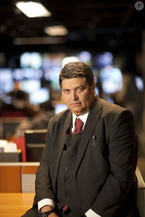 "Segundo fontes, o jornalista chegou a pedir a demissão de algumas pessoas da equipe, mas, diferentemente do que acontecia em sua antiga casa, não teve seus pedidos atendidos (....) sua postura ríspida, que já era conhecida nos corredores da Band, não vem sendo bem aceita no SBT".