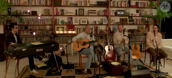 Caetano Veloso cantou para os fãs e mostrou sua estante repleta de livros e quadros