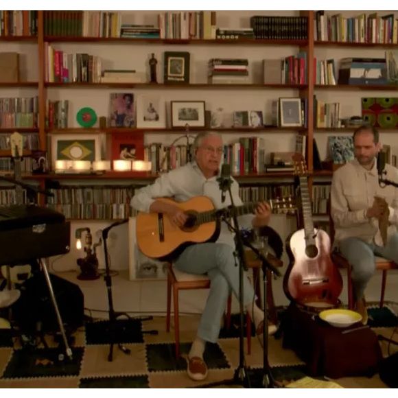 Caetano Veloso cantou para os fãs e mostrou sua estante repleta de livros e quadros