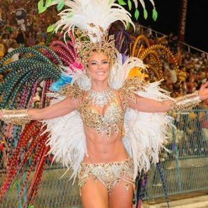 Paolla Oliveira no carnaval 2009 desfilou pela primeira vez como rainha de bateria da Grande Rio e escola foi a 5ª colocada