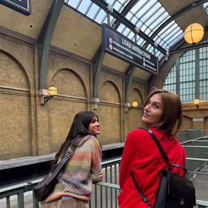 Bruna Marquezine e Sasha Meneghel optaram por ficar mais reclusas e afastadas. Elas não se desgrudaram e passaram um bom tempo dentro do quarto
