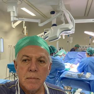 ‘São produtos que, quando injetados no corpo humano, não se tem controle sobre eles. É um grande erro que pessoas mal orientadas apliquem este tipo de tratamento’, disse o médico