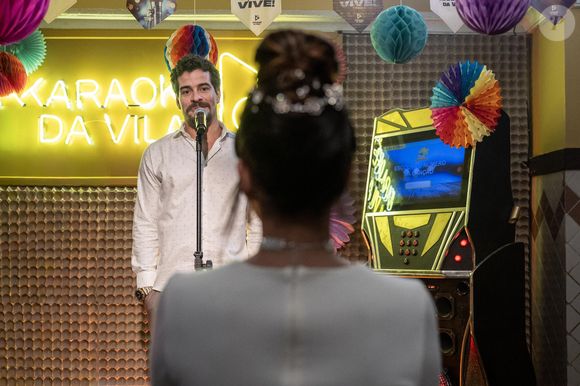 Vasco (Thiago Martins) faz declaração de amor para Lucimar