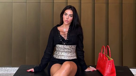 Nem Chanel, nem Dior: esposa de Cristiano Ronaldo, Georgina Rodríguez ostenta bolsa mais cara do mundo; acessório custa R$ 2 milhões e é da grife queridinha de Virgínia