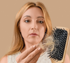O cabelo não some de uma vez: ele vai ficando mais fino e menos volumoso ao longo do tempo