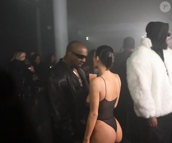 Bianca Censori escolheu bodysuit cavado, transparente e preto para afterparty do Grammy.