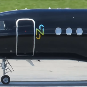 De acordo com a Dassault Aviation, o sistema FalconEye, presente na aeronave de Neymar, utiliza imagens sintéticas e visão infravermelha para auxiliar pousos em condições adversas, aumentando a segurança das operações aéreas
