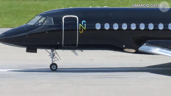 De acordo com a Dassault Aviation, o sistema FalconEye, presente na aeronave de Neymar, utiliza imagens sintéticas e visão infravermelha para auxiliar pousos em condições adversas, aumentando a segurança das operações aéreas