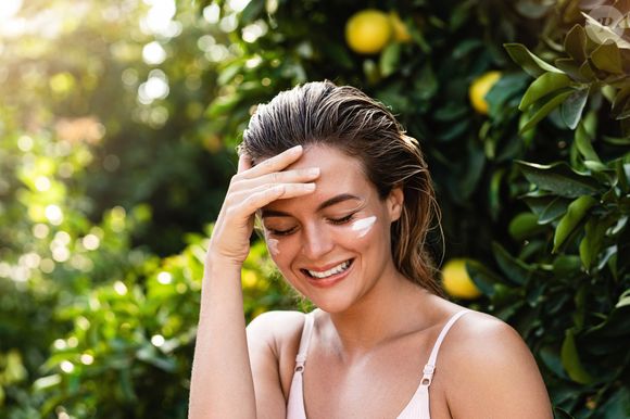 Aliada ao protetor solar, a mistura de Creme Nivea e azeita ajuda a manter a pele do rosto bem cuidada