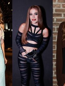 Decotão, transparência, animal print: com look ousado, Anitta recebe famosos em festa de aniversário luxuosa; veja fotos de Maiara, Rafa Justus, Ticiane e mais!