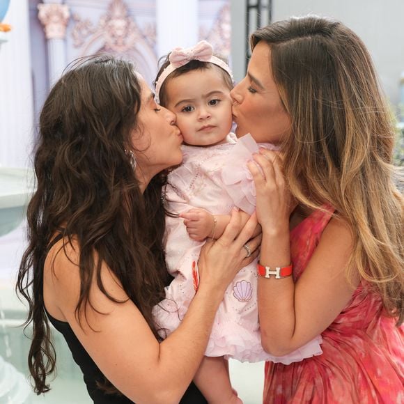 Wanessa e Camilla Camargo encheram a irmã caçula de beijos