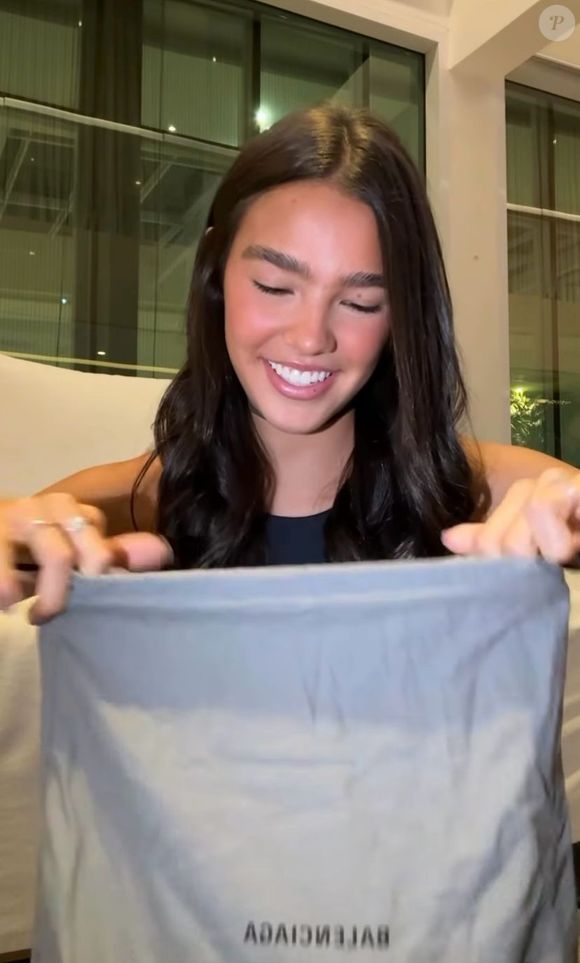 Influenciadora mostra reação ao comprar primeira bolsa de luxo com dinheiro próprio